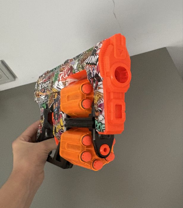 Игрушечный бластер