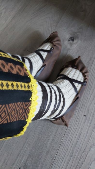 Opinci traditionale din piele lucrate manual