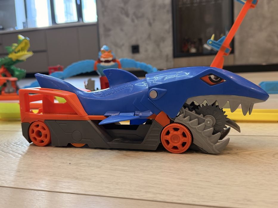 Hot Wheels Shark Chomp Transporter (Акула-Перевозчик