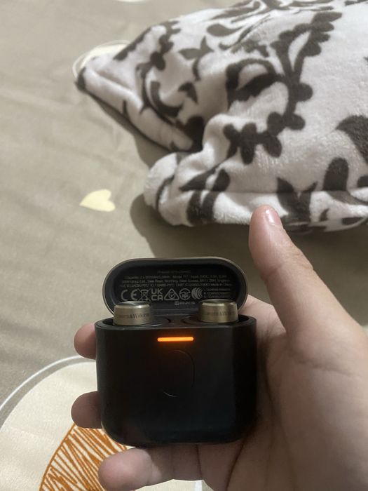 Căsti bowers&wilkins model p17 castile arata bine au cateva  zgarieturi pe carcasa dar in rest nu au nimic  pretul este negociabil predare personala