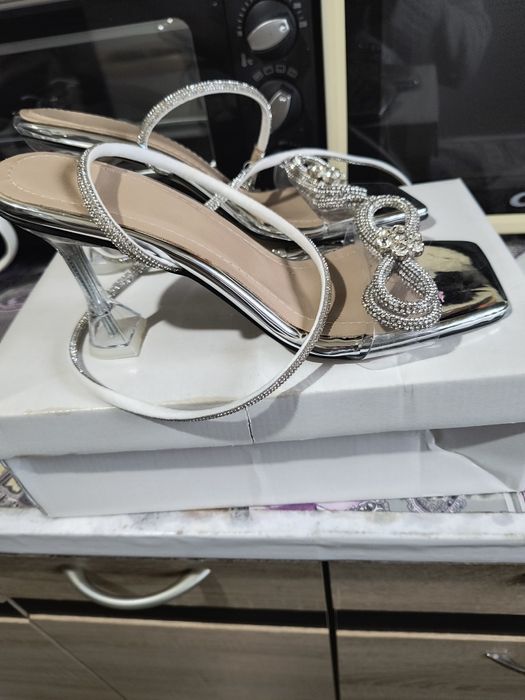 Vând sandale cu toc