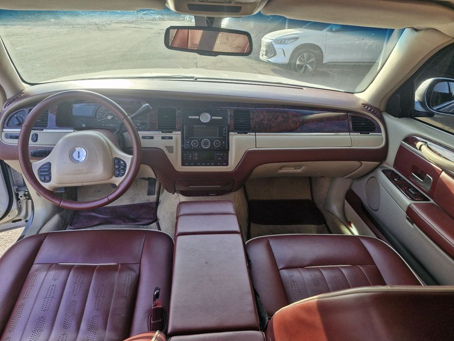 Lincoln Towncar sotiladi