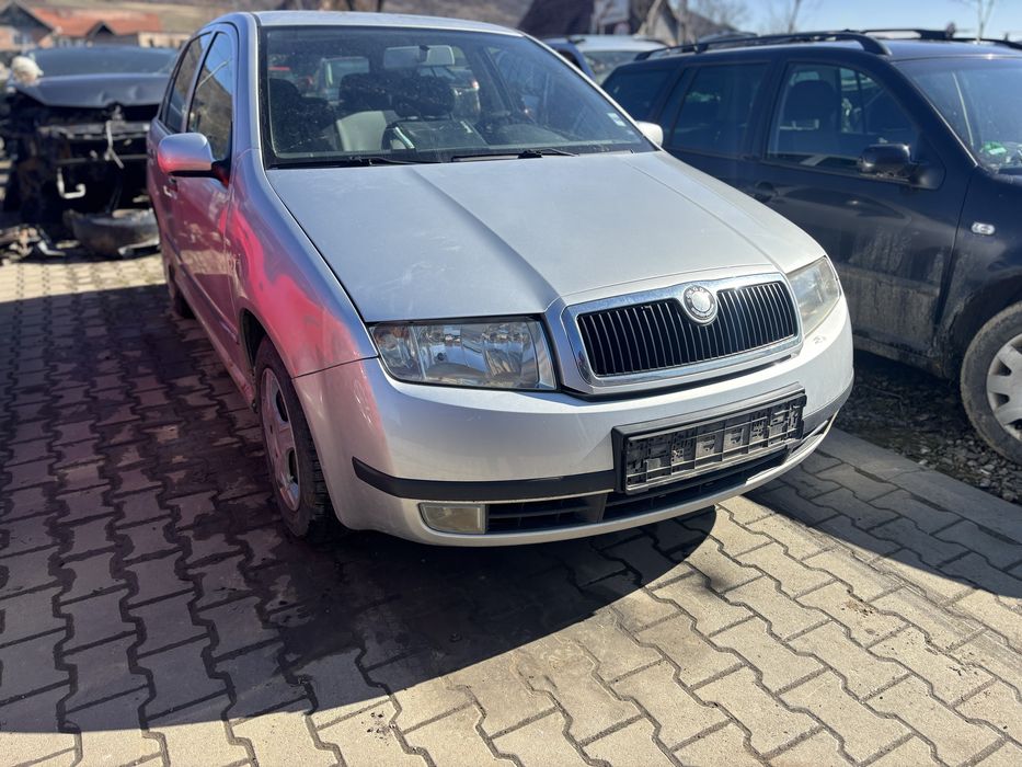 Bara fata far capota Skoda Fabia 1