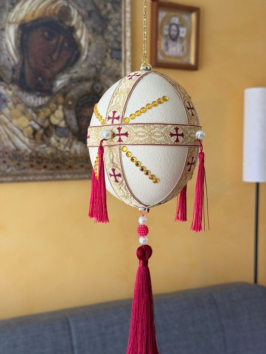 Ou de struț - policandru ( candelabru), biserică
