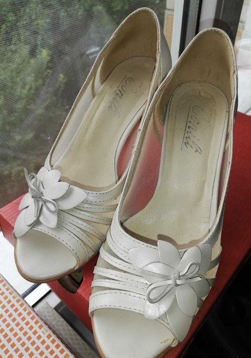 pantofi bej cu toc
