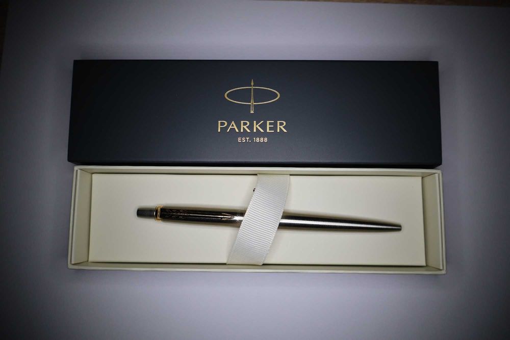 Химикалка с кутия Parker Jotter Stainless Steel - Сребриста със златисти елементи