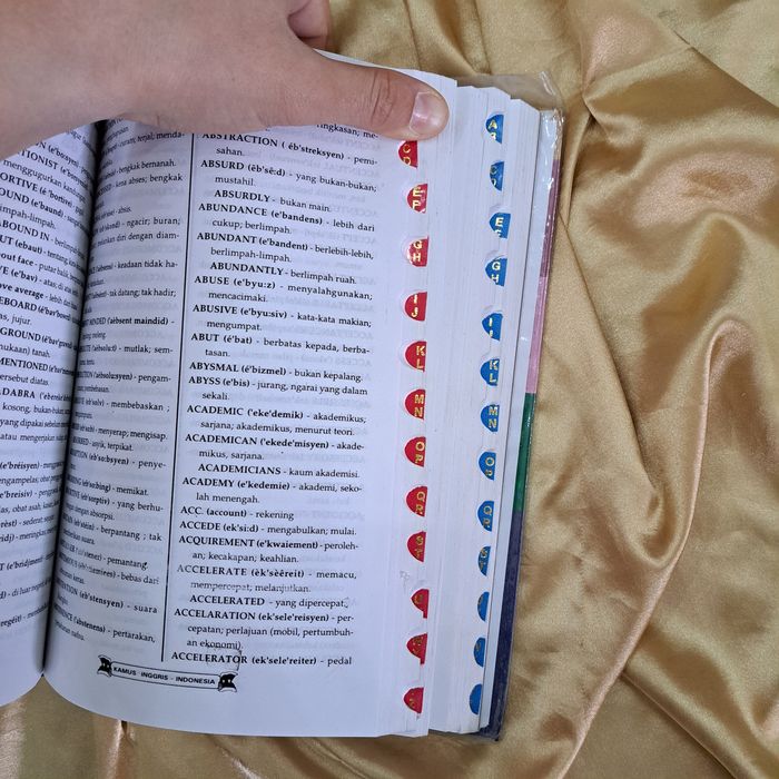 Продаётся Большой Словарь.