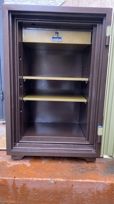 Продам большой сейф широкий