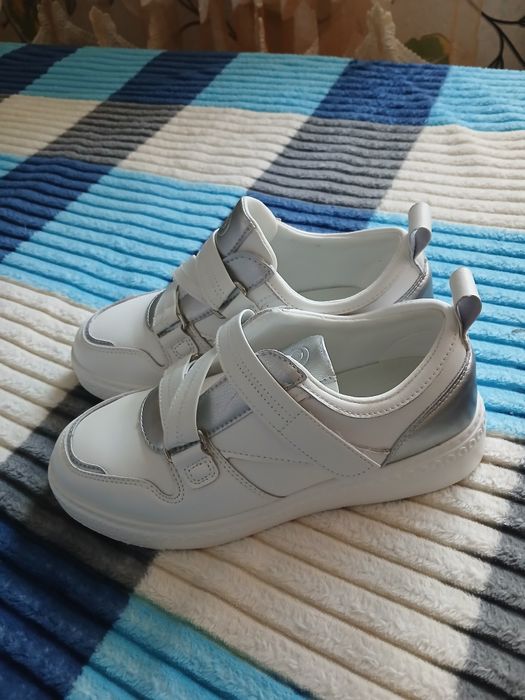 Продам кроссовки женские натуральная кожа