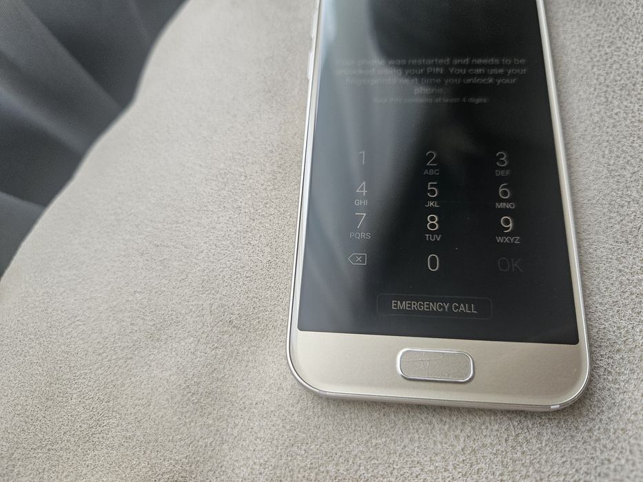 Телефон Samsung Galaxy A3 2017