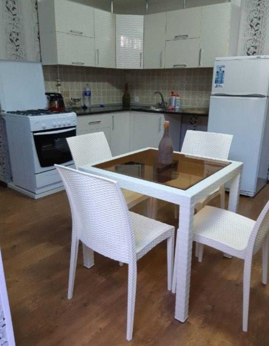 Качественные столы со стульями для кухни, дачи и кафе в разных цветах.