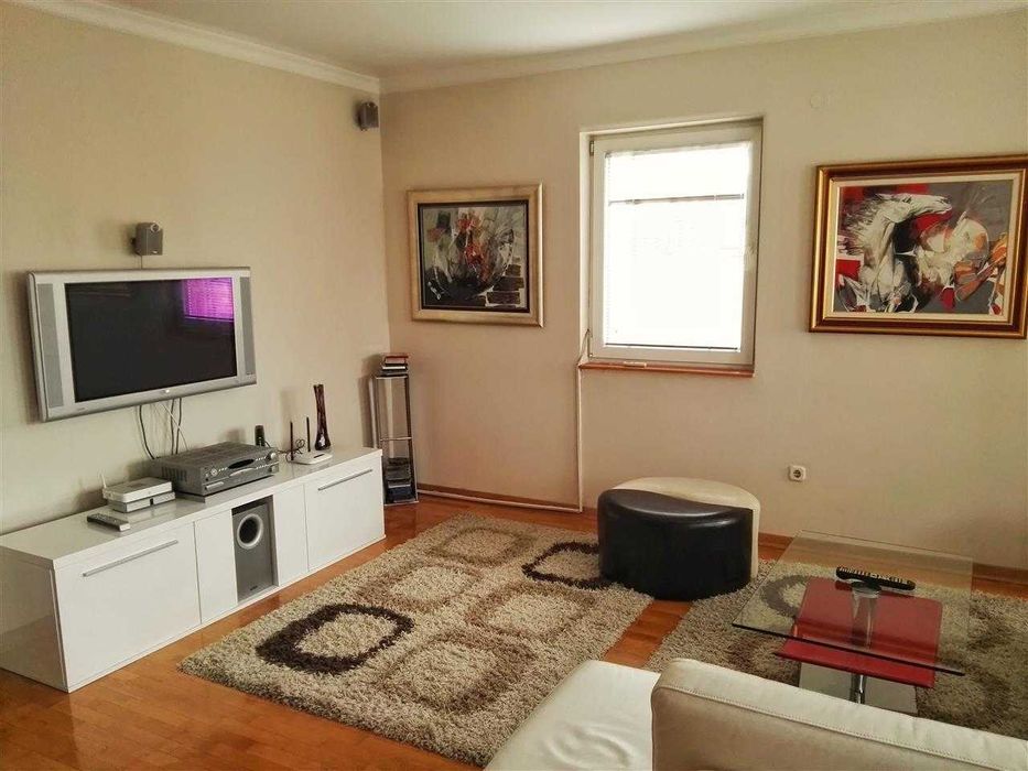 Дава се под наем Двустаен апартамент в Бургас, Център - 64 кв.м за 255 € - Снимка #1