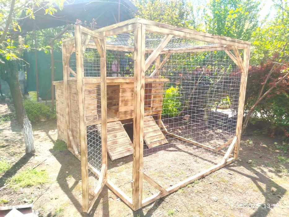 Кокошарник,  Дървена клетка за пилета