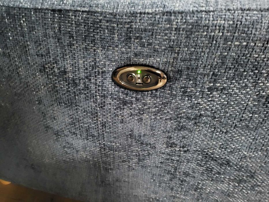 Сив диван от плат тройка с електрически релаксиращ механизъм