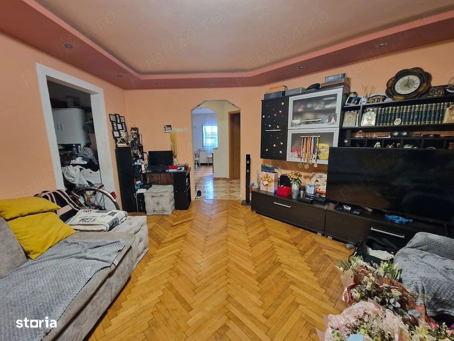 Apartament 3 camere - semidecomandat - zona Soarelui