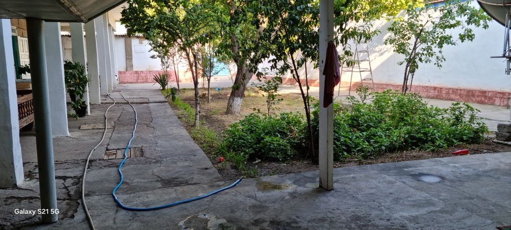 Srochna Ikki qavatli kotta xovli sotiladi.