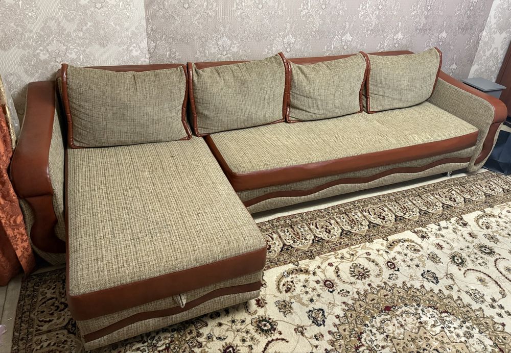 Диван для зала в отличном состоянии.