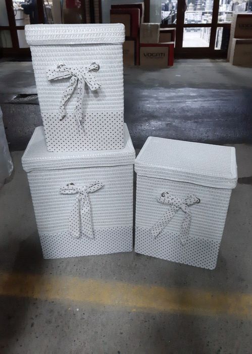 Плетеная корзина для белья по внешнему виду похожа на ротанговую.