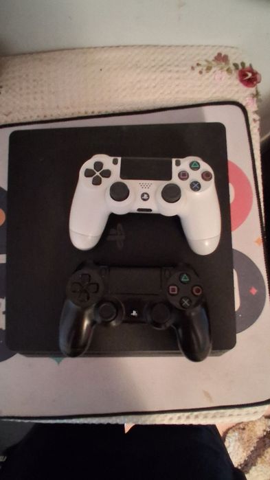 Vând ps 4+2 console si 3 jocuri