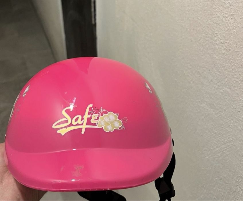 Продавам използване каски и ски обувки. Розовата е за дете за моторче