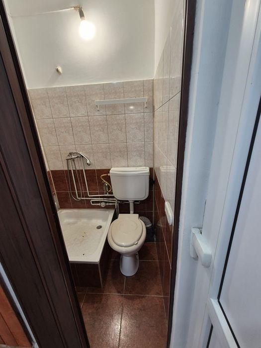 Garsoniera de vanzare, Dej