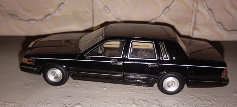Lincoln Town Car 1995 1:43 масштаб GLM