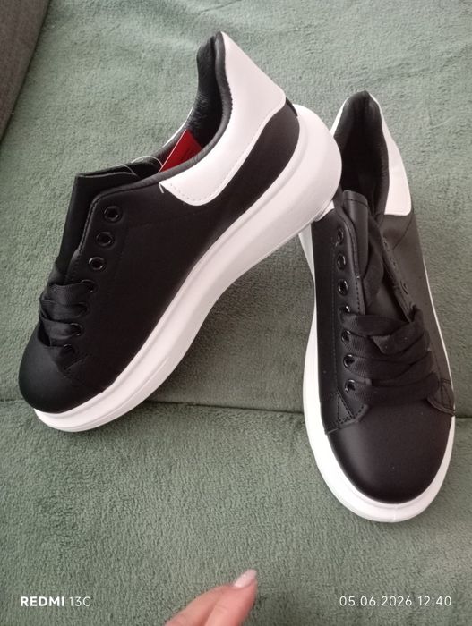 Adidași noi cu eticheta