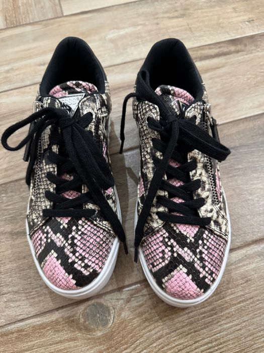 Чисто Нови обувки GUESS