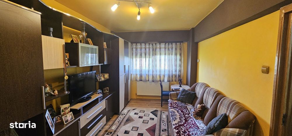 Vandapartament de 3 camere,decomandate ,confort 1 situat pe str.Uzinei