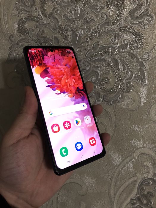 В продаже S20FE.