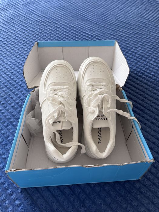 Белые кроссовки с высокой подошвой