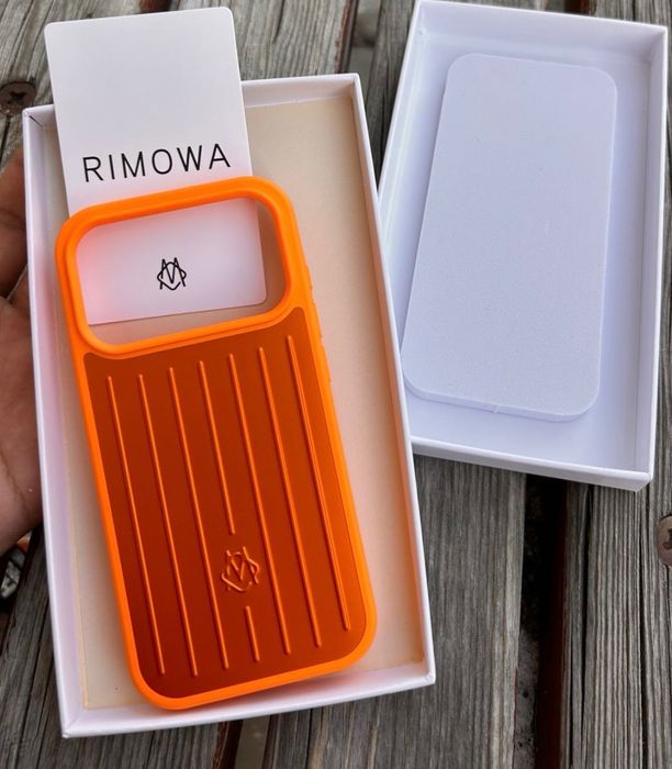 Продавам кейс Rimowa за IPhone 17 Pro