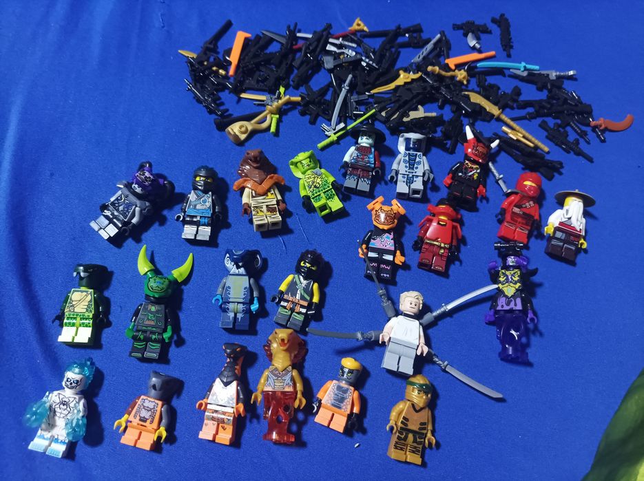 Figurine și arme lego