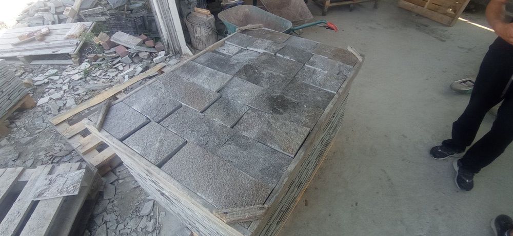 Металик оформен гнайс за облицовка