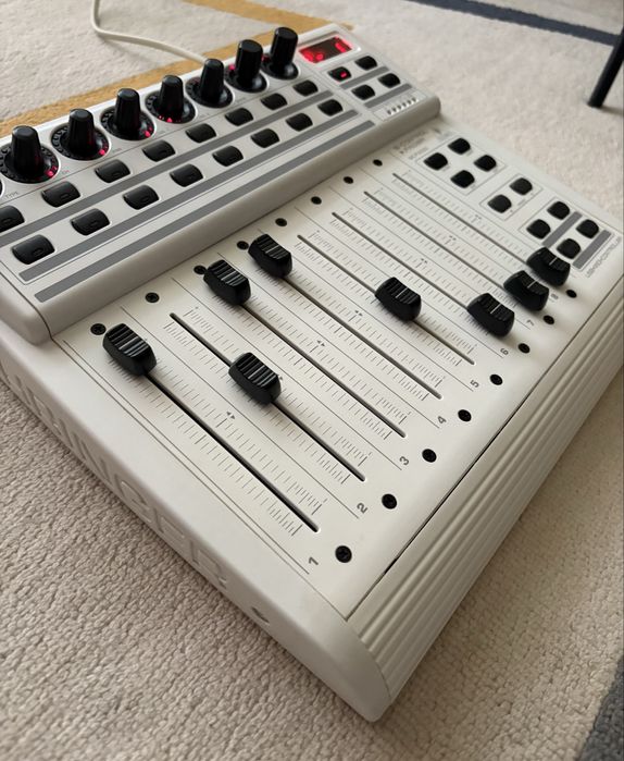 Controller Behringer BCF2000