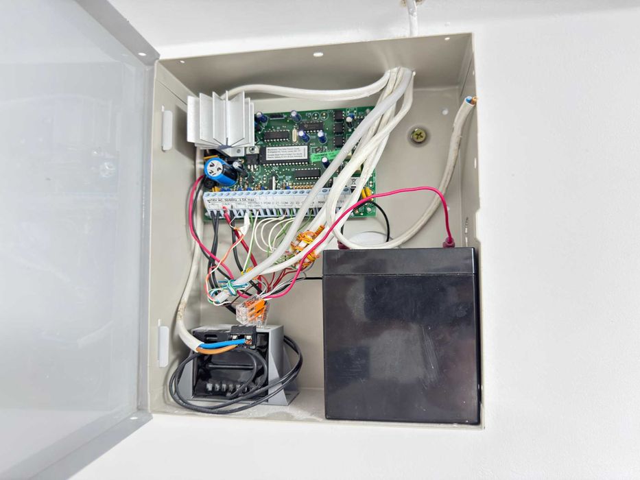 centrala alarma cu 6 PIRi DSC P585