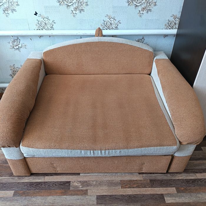 Срочно!Продаётся диванчик подростковый.