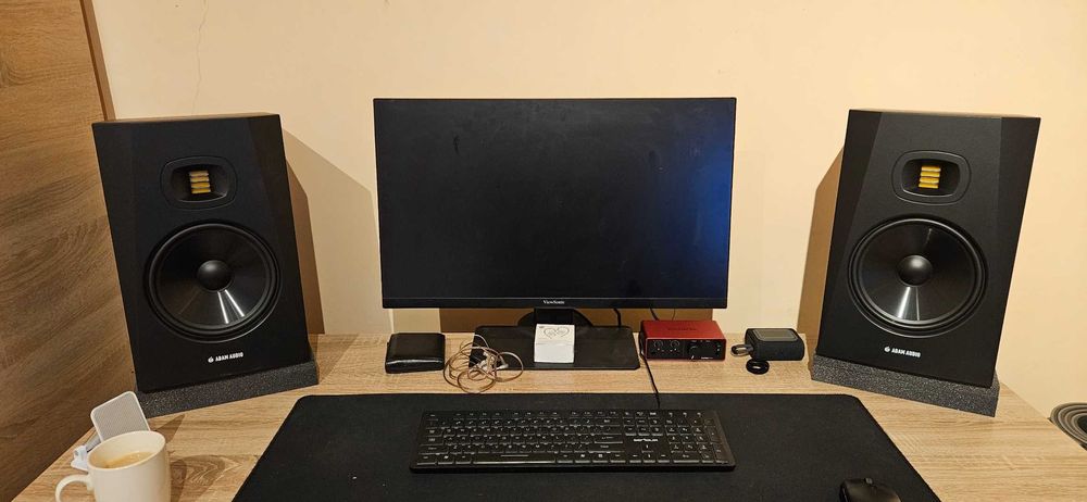 Studio monitor Adam Audio T8V + pad-uri izolatoare