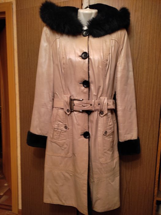 Продам Дублёнку покрытие натуральная кожа. Цвет бежевый , внутри черны