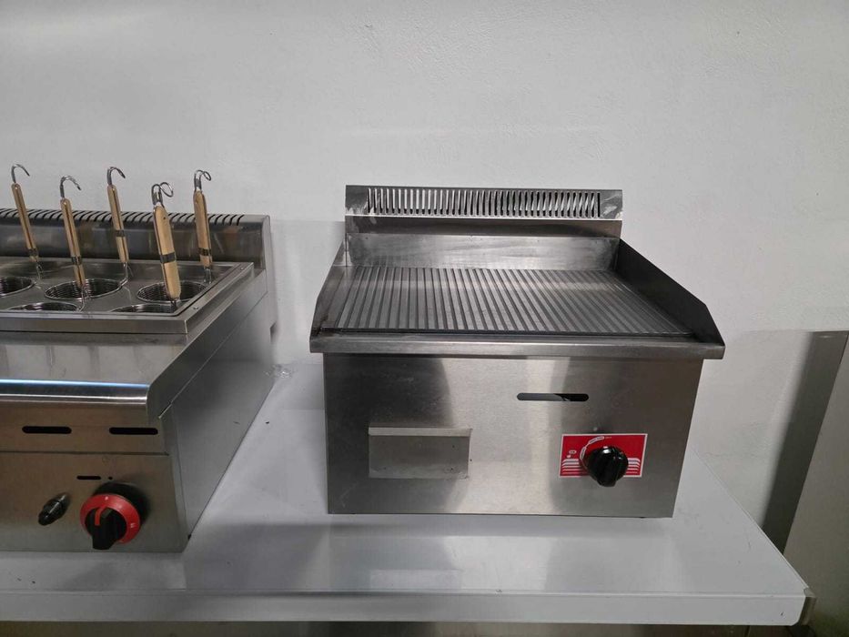 Grill striat pe gaz GPL nou transport gratuit,dim 550x530x420mm
