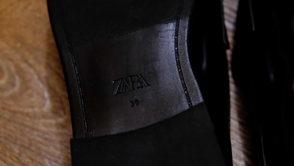 Оригинальные лакированные лоферы Zara.