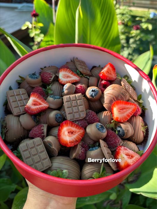 Клубника в шоколаде подарок