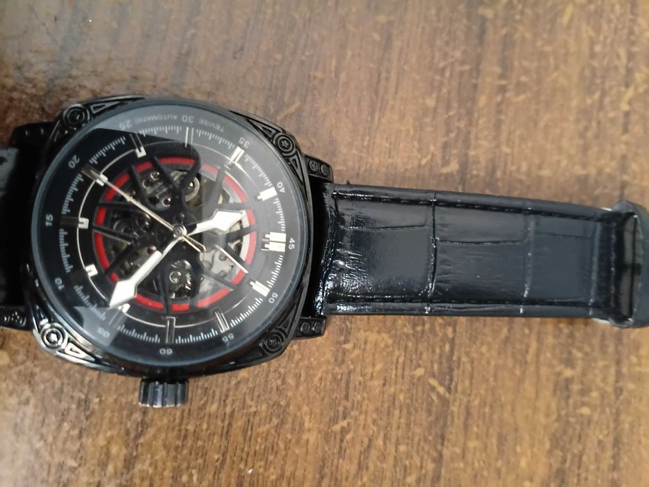 Часы механические с автоподзаводом.