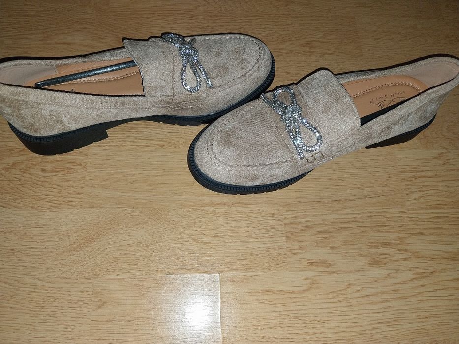 Pantofi noi 40..