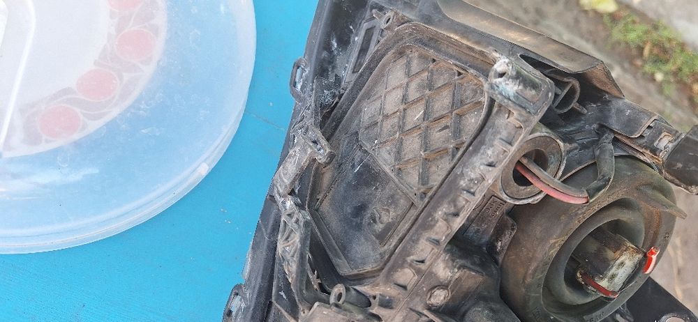 Тойота авенсис десен фар