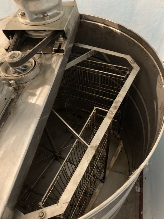 Centrifugă apicolă electrică 4 rame artizanală