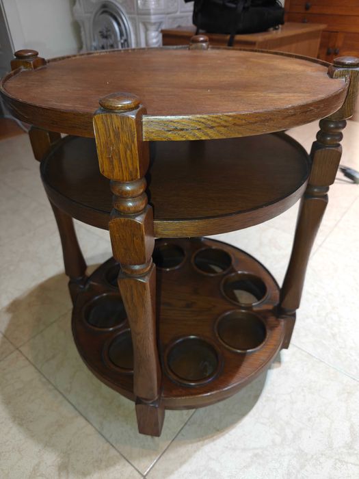 Masuta rotunda din stejar pentru colectie de bauturi