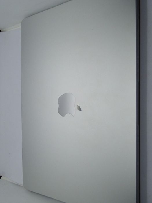 MacBook Air M2 100% yomkost 68 ta sikl 8/256 Gb 2022 yengi tinniq