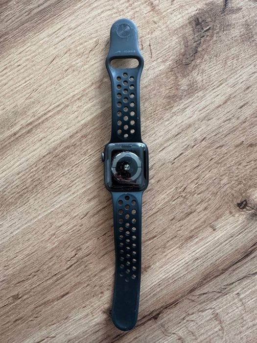 Смарт часовник APPLE WATCH SERIES 5 - 40mm