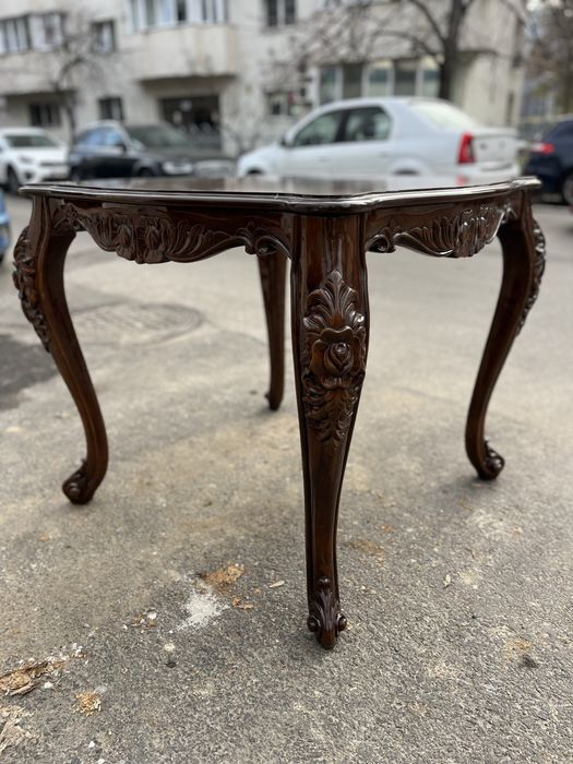 Vand 3 mese sculptate din lemn.